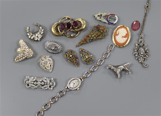 A small quantity of costume jewellery.